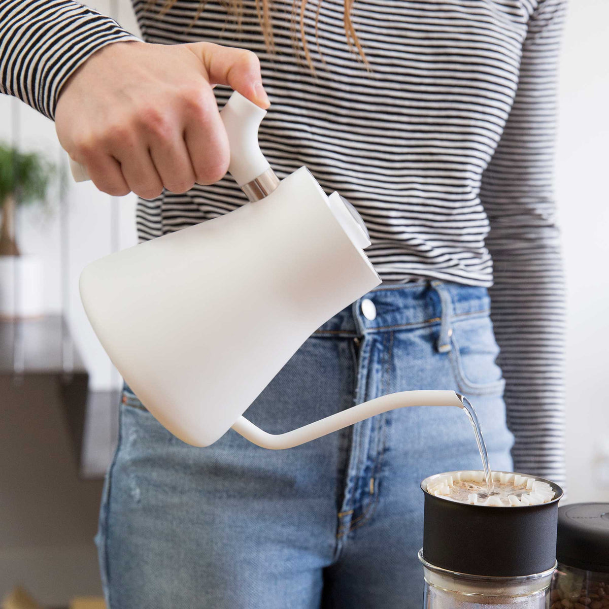 Stagg-Stovetop-Pourover-Kettle-02-Matte-White-02-Fellow